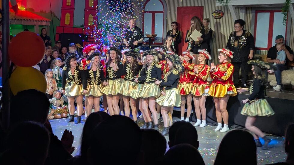 Jubel über den (Doppel)-Sieg: die Wilsdruffer Goldstückchen (in schwarz-gold) und die Funkengarde der Karnevalsvereinigung Stollberg 