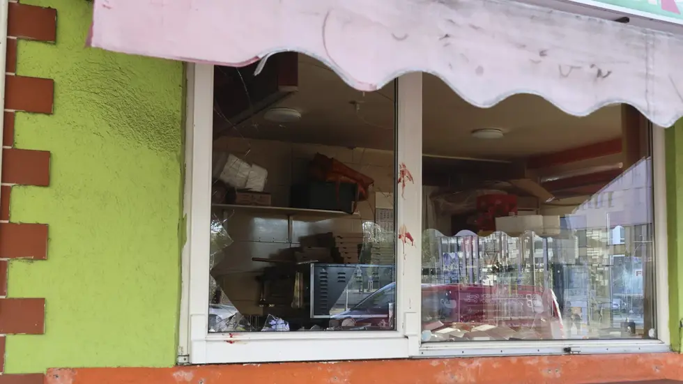 Eine eingeschlagene Scheibe blieb nach dem Einbruch in den Imbiss an der Brückenstraße zurück. Eine eingeschlagene Scheibe blieb nach dem Einbruch in den Imbiss an der Brückenstraße zurück.