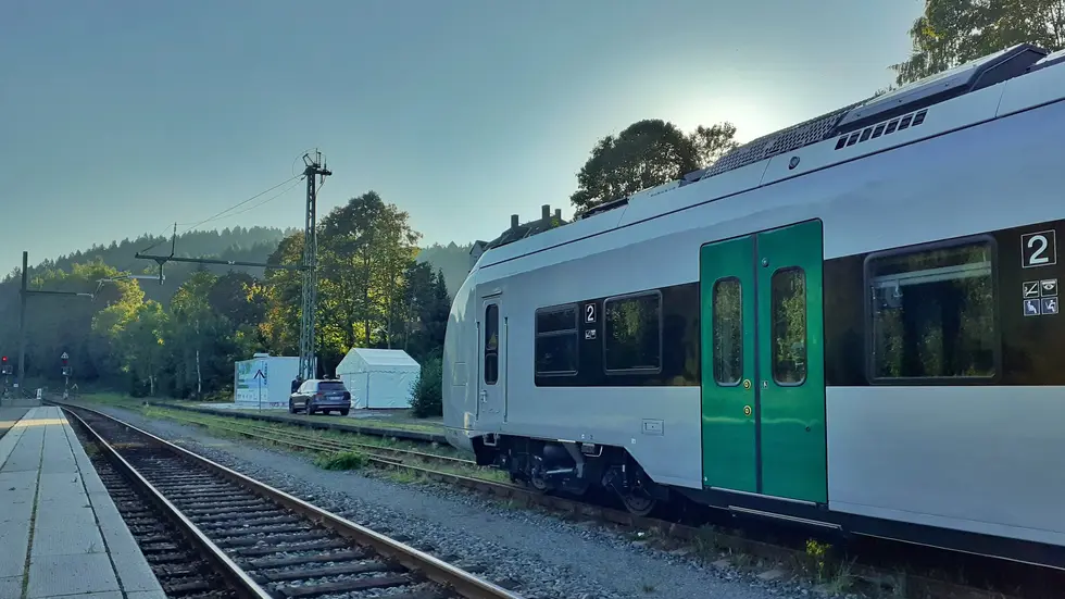 Ein Akkuzug nähert sich der Ladestation in Annaberg-Buchholz Süd. Ein Akkuzug nähert sich der Ladestation in Annaberg-Buchholz Süd.
