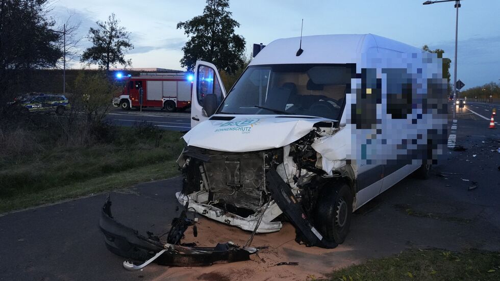 Straße und Kreuzung wurden zur Unfallaufnahme und Bergung voll gesperrt.