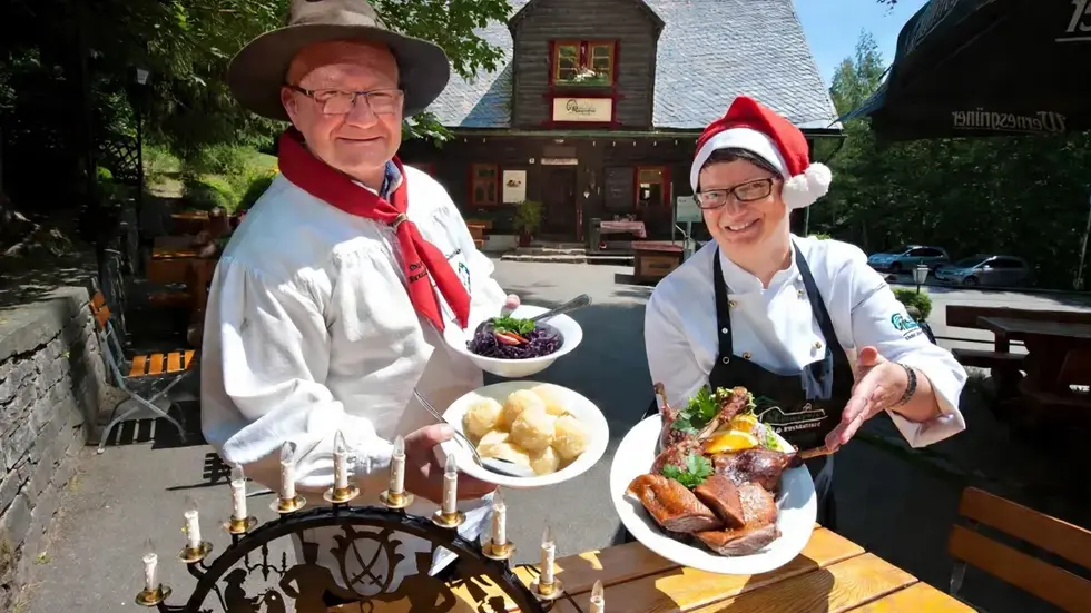 Heiko Schmidt und seine Frau Katrin mit dem typischen Halbzeitessen. Heiko Schmidt und seine Frau Katrin mit dem typischen Halbzeitessen.