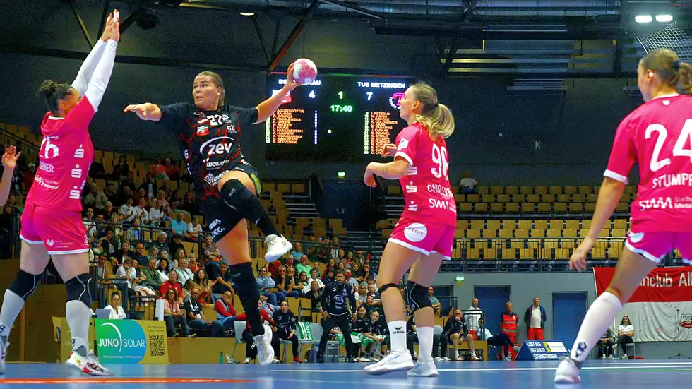 Liv Navne (schwarzes Trikot) versenkte sieben ihrer 15 Würfe im gegnerischen Tor. 765 Zuschauer kamen in die Sparkassen-Arena, um den BSV nach vorn zu peitschen. Liv Navne (schwarzes Trikot) versenkte sieben ihrer 15 Würfe im gegnerischen Tor. 765 Zuschauer kamen in die Sparkassen-Arena, um den BSV nach vorn zu peitschen.
