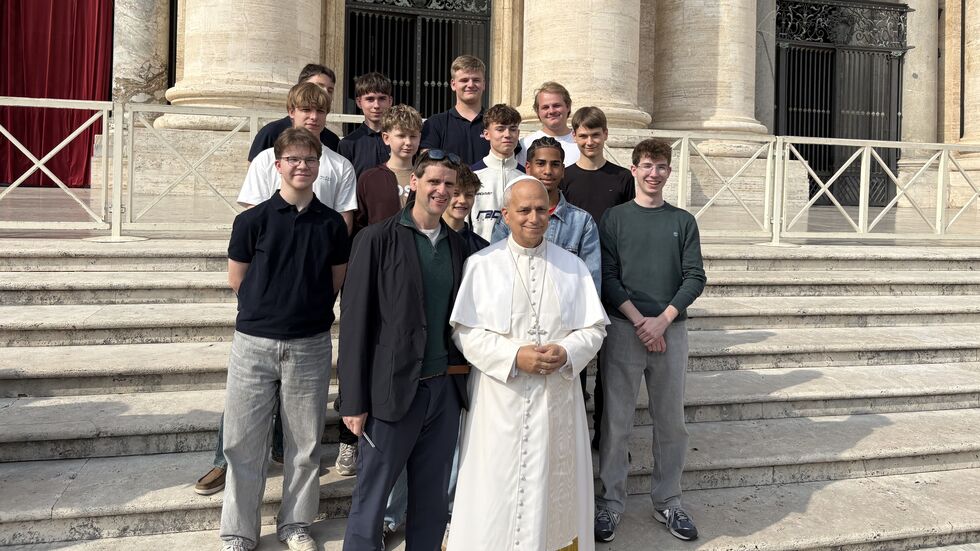 Papst Leo XIV. und die Kapellknaben. Papst Leo XIV. und die Kapellknaben.