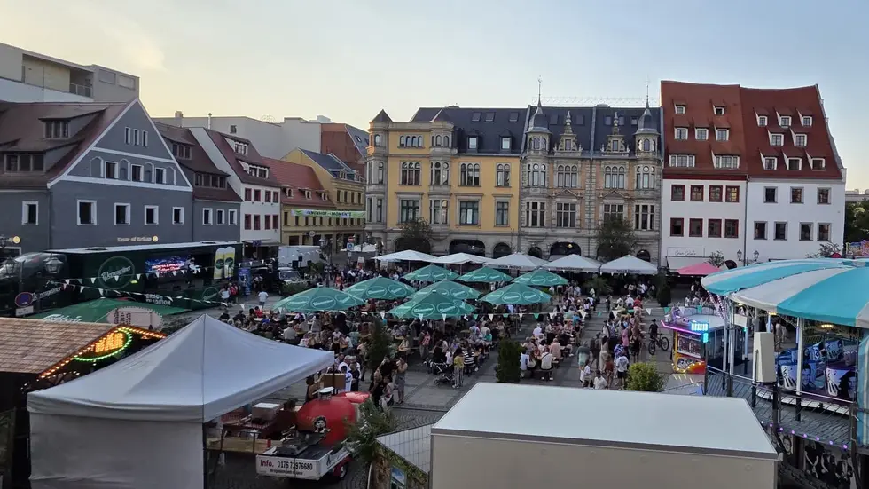 Auch tagsüber fanden viele Besucher den Weg in die Innenstadt und saugten die Atmosphäre beim Zwickauer Stadtsommer auf.