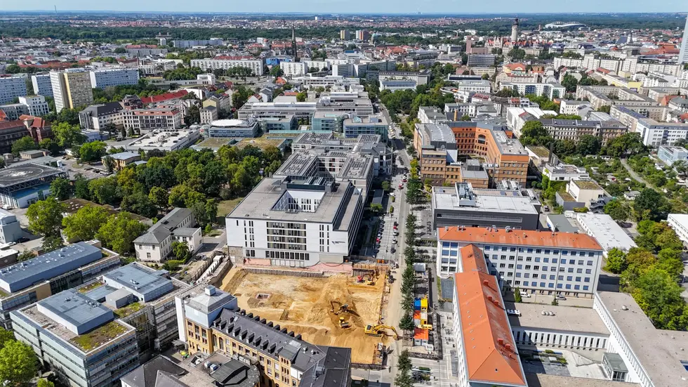 Auf der derzeit größten Baustelle auf dem Medizincampus am Ende der Liebigstraße entsteht der 2. Bauabschnitt des Klinikgebäudes Haus 7 mit dem Schwerpunkt Krebsmedizin. Auf der derzeit größten Baustelle auf dem Medizincampus am Ende der Liebigstraße entsteht der 2. Bauabschnitt des Klinikgebäudes Haus 7 mit dem Schwerpunkt Krebsmedizin.