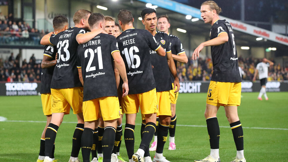 Dynamo jubelt über den Auswärtssieg in Verl  Dynamo jubelt über den Auswärtssieg in Verl