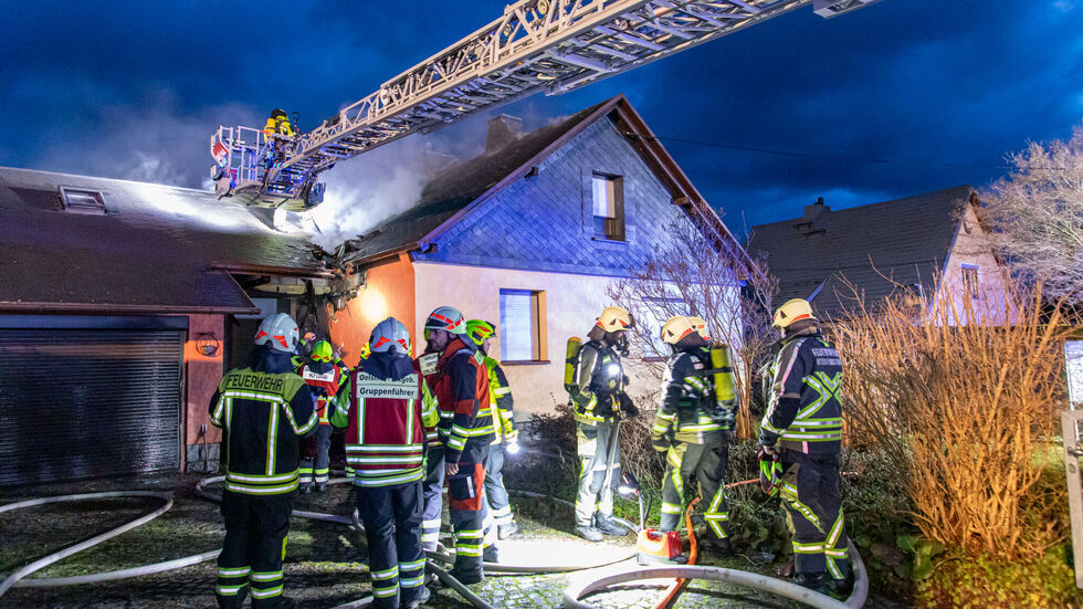 Das Dach des Hauses musste mit der Kettensäge geöffnet werden.