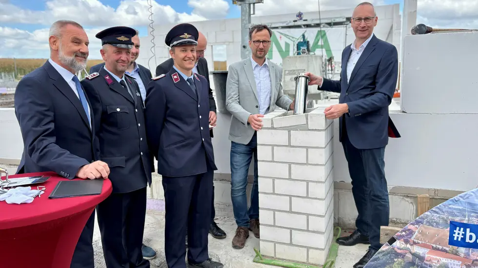 v.l.n.r.: Landtagsabgeordneter Marko Schiemann, Joachim Ziesch, Bürgermeister  Heiko Nowak, Ortswehrleiter Silvio Riedel, Bürgermeister  Robert Böhmer, Ortschaftsrat  Daniel Mirtschink, Oberbürgermeister Karsten Vogt