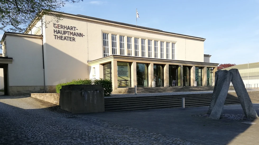 Im Gerhart-Hauptmann-Theater in Zittau bekommen heute rund 130 junge Frauen und Männer ihre Gesellenbriefe.
