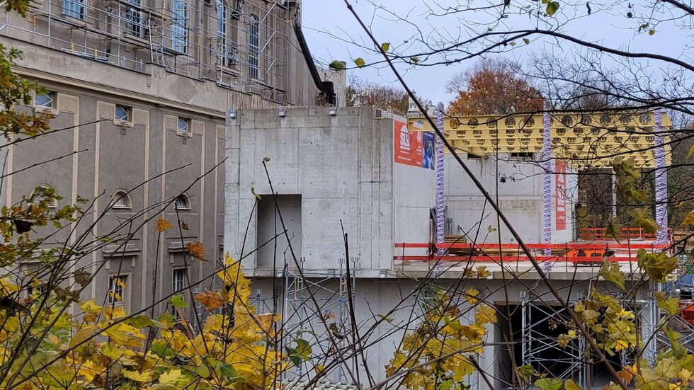 Die ersten Wände des neuen Anbaus stehen schon.