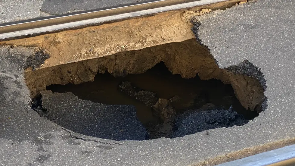 Blick in den Straßenkrater: Der Asphalt ist nach unten geplumpst. Blick in den Straßenkrater: Der Asphalt ist nach unten geplumpst.
