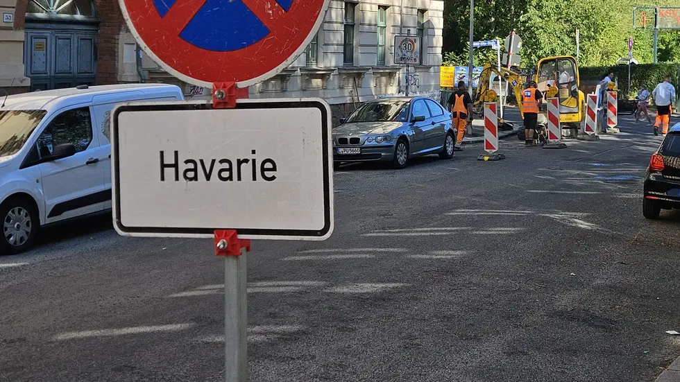 Arbeiter reparieren die Schäden bereits. Arbeiter reparieren die Schäden bereits.