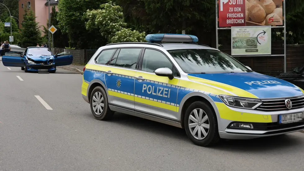 Die B 101 war nach dem Crash zeitweise gesperrt. Die B 101 war nach dem Crash zeitweise gesperrt.