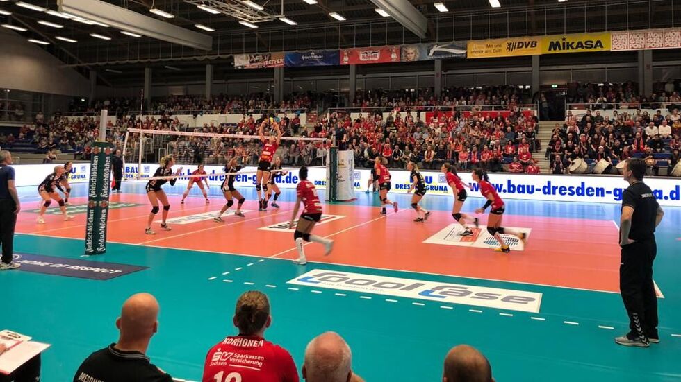 Die DSC-Volleyballerinnen gewinnen ihr erstes Bundesligaheimspiel klar mit 3.0 gegen Erfurt.