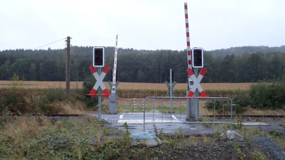 Über diesen Bahnübergang in Gelenau wird der Radweg führen. Die automatische Schrankenanlage wurde bereits vor einigen Jahren errichtet. Sie hat aber bislang keine praktische Funktion.