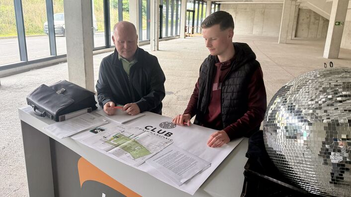 Veranstalter und Kay Aubrecht und Sohn Ben bei den Planungen für die Partyreihe