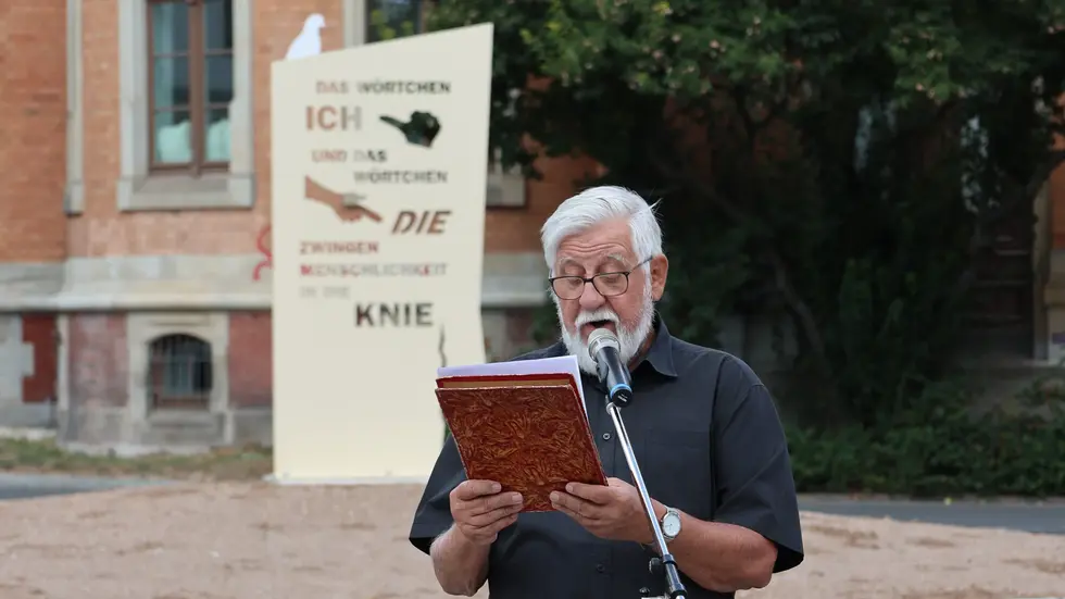 Heinrich Schulze bei der feierlichen Einweihung der Stele Heinrich Schulze bei der feierlichen Einweihung der Stele