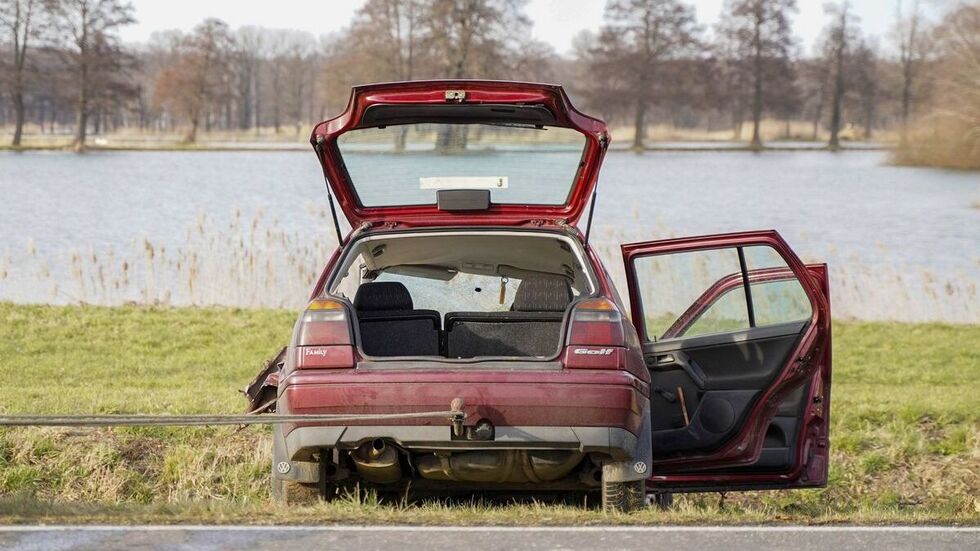 Der völlig demolierte VW. Der völlig demolierte VW.