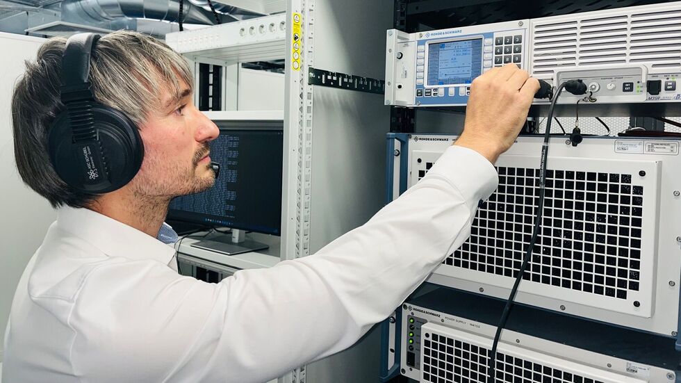 Software-Entwickler Richard Hähne prüft bei Rohde & Schwarz ein Kommunikationssystem für die Marine Software-Entwickler Richard Hähne prüft bei Rohde & Schwarz ein Kommunikationssystem für die Marine