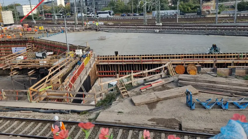 Die Westseite der neuen Eisenbahnüberführung wurde betoniert. Die Westseite der neuen Eisenbahnüberführung wurde betoniert.
