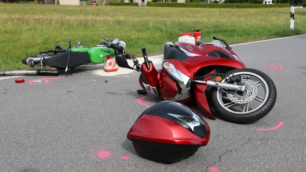 Die beiden Fahrer wurden bei dem Crash verletzt und kamen in eine Klinik. Die beiden Fahrer wurden bei dem Crash verletzt und kamen in eine Klinik.