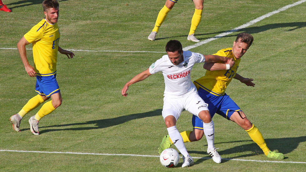 Der 1. FC Lok Leipzig ist im Hinspiel der Aufstiegsrelegation gegen Verl nur zu einem 2:2 gekommen. Der 1. FC Lok Leipzig ist im Hinspiel der Aufstiegsrelegation gegen Verl nur zu einem 2:2 gekommen.