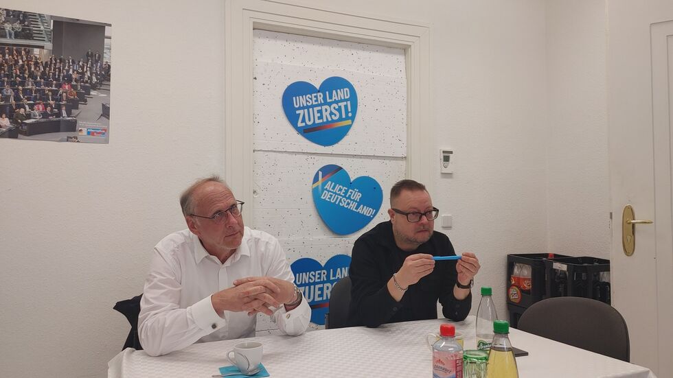 Dr. Volker Dringenberg und Fraktionsgeschäftsführer Ronny Licht bei der Pressekonferenz im Chemnitzer Rathaus.
