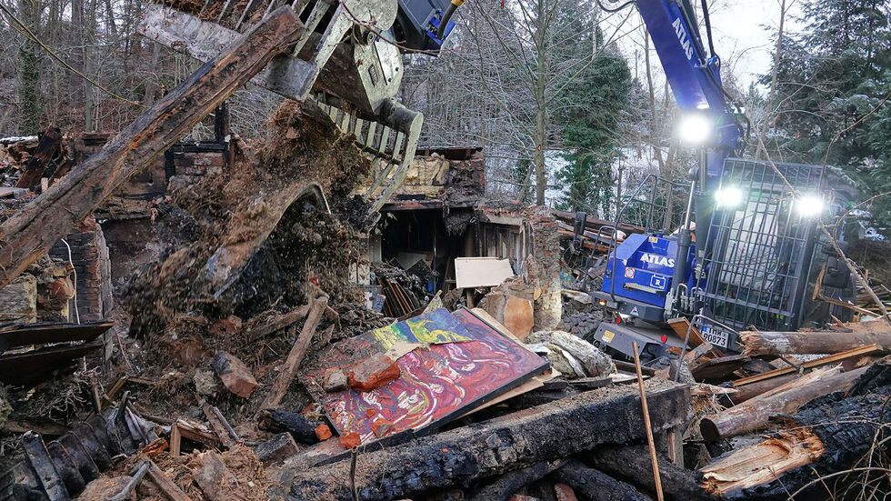 Das THW trägt die Brandruine Stück für Stück ab.