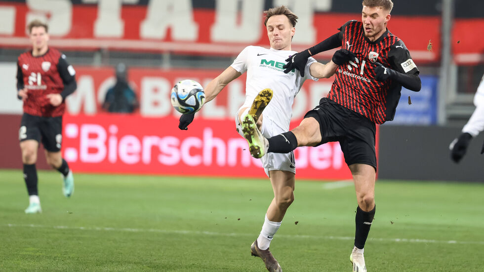 Ingolstadt und Aue trennen sich 1:1. Ingolstadt und Aue trennen sich 1:1.