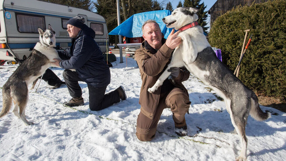 Erhard Feickert (rechts im Bild) mit einem seiner Hunde. (Archivbild)