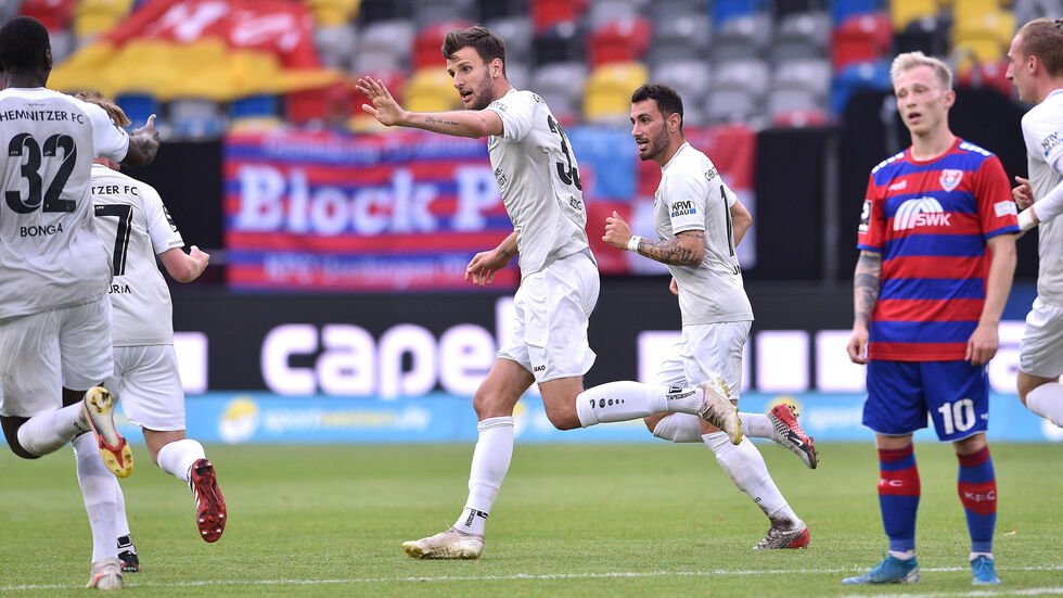 Der CFC bejubelt den späten Ausgleich durch Dejan Bozic.