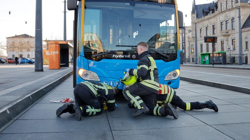 Nach dem Zwischenfall vor dem Hauptbahnhof untersuchen Feuerwehrleute den Bus.