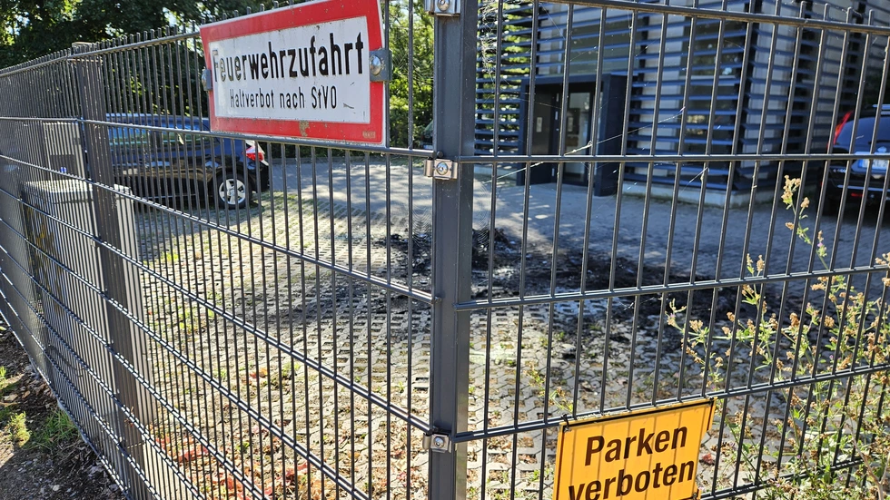 Die Überreste der Fahrteufe auf dem Parkplatz an der Erich-Köhn-Straße in Leipzig-Lindenau. Die Überreste der Fahrteufe auf dem Parkplatz an der Erich-Köhn-Straße in Leipzig-Lindenau.