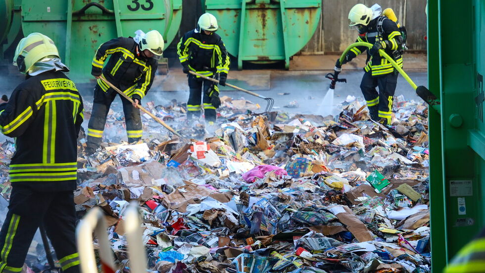 Offene Flammen konnten zügig gelöscht werden. Anschließend wurde das Brandgut auseinandergezogen und mit einem speziellen Netzmittel abgelöscht, um ein erneutes Aufflammen zu verhindern.