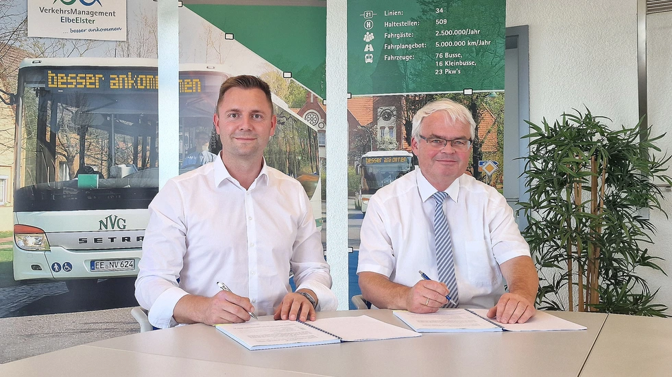Mit ihrer Unterschrift besiegelten Landrat Marcel Schmidt (l.) und Holger Dehnert, Geschäftsführer der VerkehrsManagement Elbe-Elster GmbH, die Fortführung des öffentlichen Busverkehrs im Landkreis Elbe-Elster für die kommenden zehn Jahre. Mit ihrer Unterschrift besiegelten Landrat Marcel Schmidt (l.) und Holger Dehnert, Geschäftsführer der VerkehrsManagement Elbe-Elster GmbH, die Fortführung des öffentlichen Busverkehrs im Landkreis Elbe-Elster für die kommenden zehn Jahre.