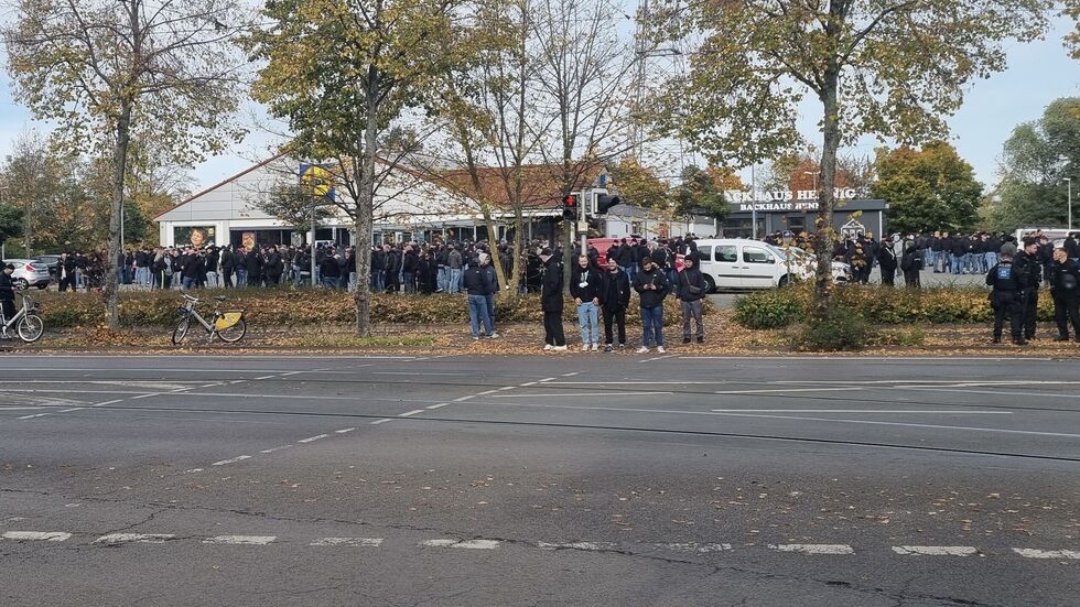 Vor dem Fanmarsch: Hunderte Fans von Chemie Leipzig hatten sich am Sonntag am Lidl an der Ecke Arno-Nitzsche/Zwickauer Straße versammelt. Vor dem Fanmarsch: Hunderte Fans von Chemie Leipzig hatten sich am Sonntag am Lidl an der Ecke Arno-Nitzsche/Zwickauer Straße versammelt.