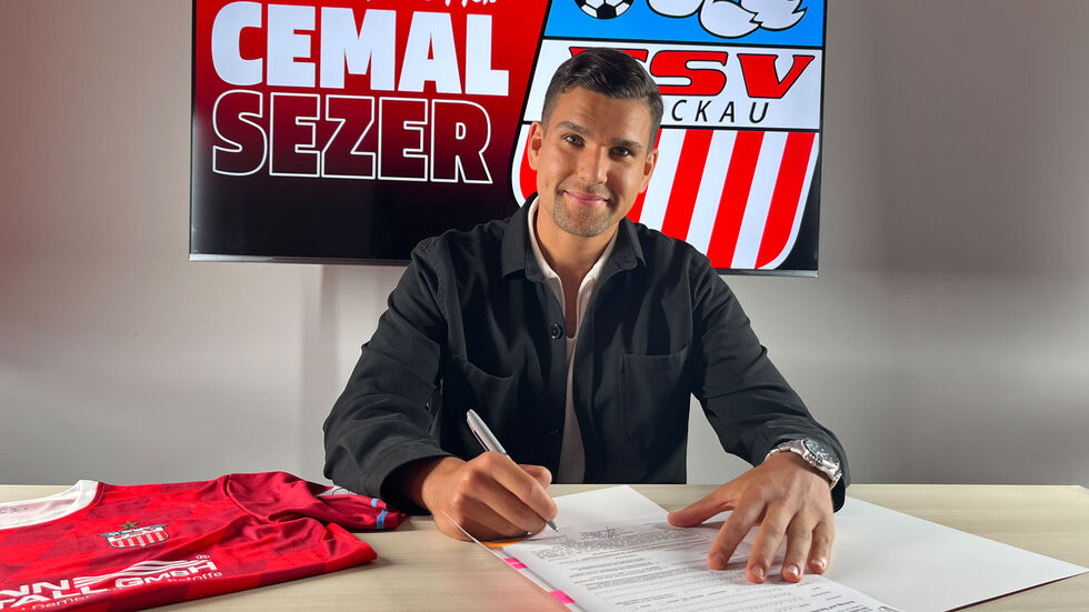 Cemal Sezer bei seiner Vertragsunterschrift am Montag in der GGZ Arena.