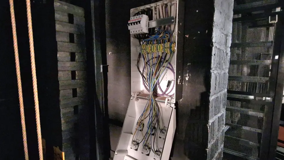 Das Wasser floss durch die Stromkästen.