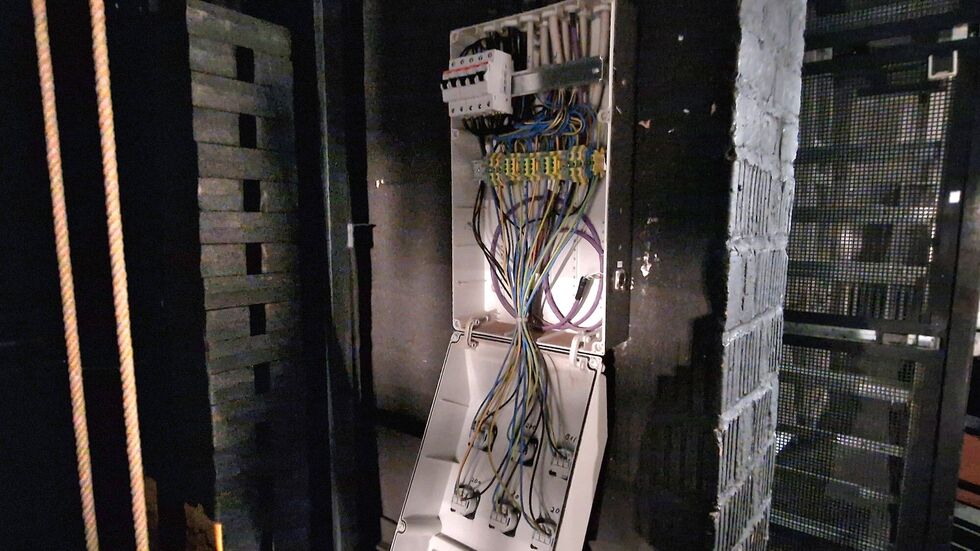 Das Wasser floss durch die Stromkästen.