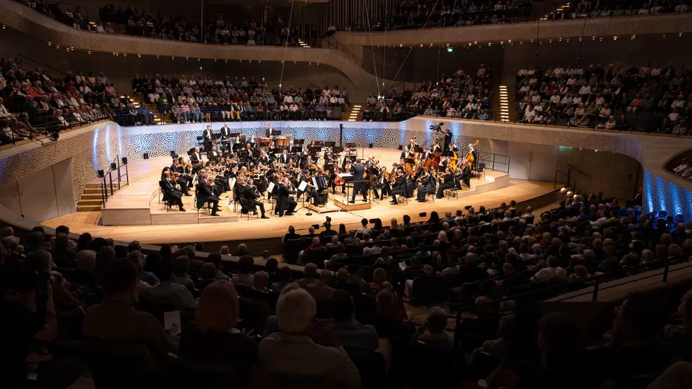 Die Chemnitzer Robert-Schumann-Philharmoniker haben ein umjubeltes Debüt in der ausverkauften Hamburger Elbphilharmonie gegeben.