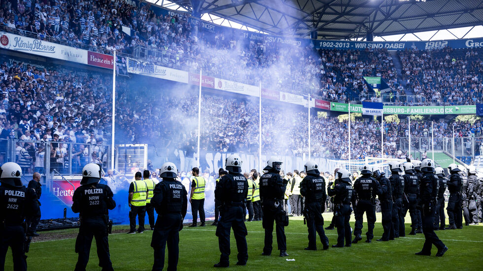 Minutenlang stand die Polizei vor dem Duisburger Fanblock - am Ende konnte das Spiel zu Ende geführt werden  Minutenlang stand die Polizei vor dem Duisburger Fanblock - am Ende konnte das Spiel zu Ende geführt werden