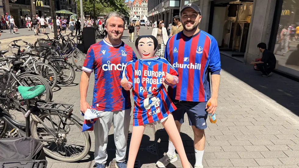 Fans von Crystal Palace mit selbstgebasteltem Glücksbringer!