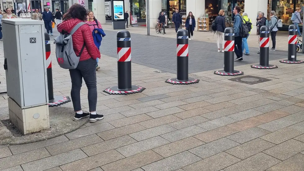 Die Poller an der Grimmaischen Straße sollen vorerst bleiben, auch die Zugänge zum Leipziger Markt sollen alle bis auf Weiteres mit Pollern abgeriegelt werden bzw. bleiben. Die Poller an der Grimmaischen Straße sollen vorerst bleiben, auch die Zugänge zum Leipziger Markt sollen alle bis auf Weiteres mit Pollern abgeriegelt werden bzw. bleiben.