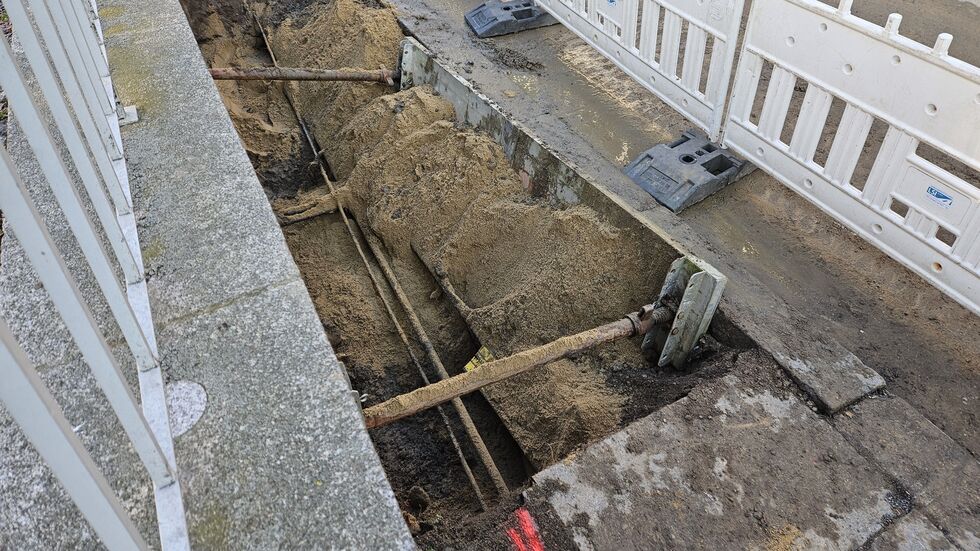 Die betroffenen Stellen auf und neben der Straße wurden zunächst gesperrt.
