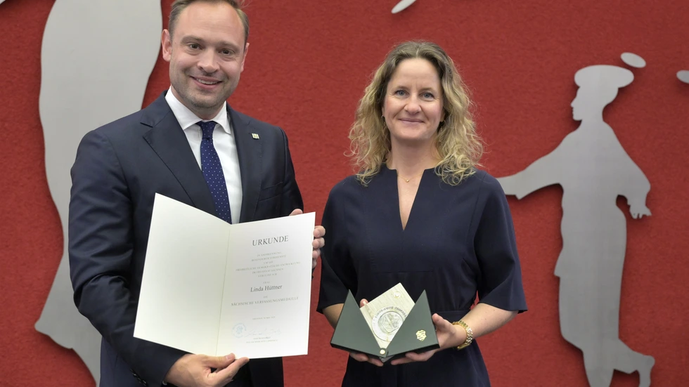 Landtagspräsident Alexander Dierks überreicht Bauunternehmerin Linda Hüttner die Sächsische Verfassungsmedaille. Landtagspräsident Alexander Dierks überreicht Bauunternehmerin Linda Hüttner die Sächsische Verfassungsmedaille.