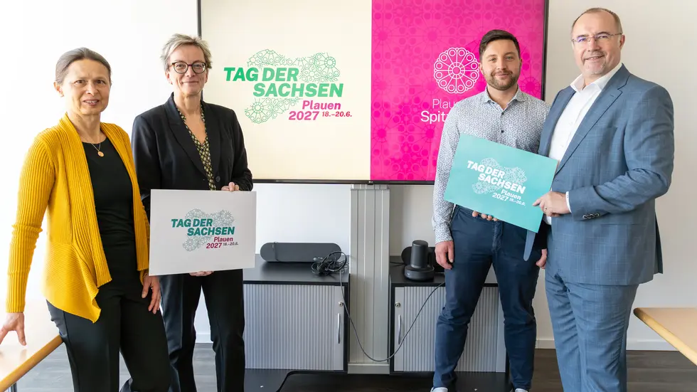 Das Logo steht bereits fest, es wurde am Montag von Katja Schmidt, Birgit Kretschmer, Lars Krämer (alle Orga-Team) und Oberbürgermeister Steffen Zenner (v.l.n.r.) vorgestellt. 