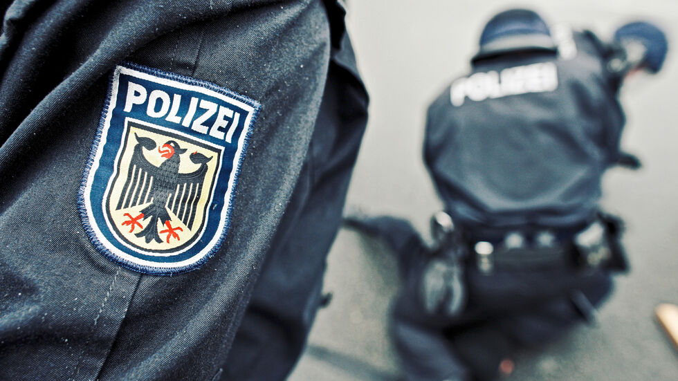 Im Hauptbahnhof Chemnitz hat ein 27-jähriger Syrer einen Polizisten mit einer Faust ins Gesicht geschlagen.