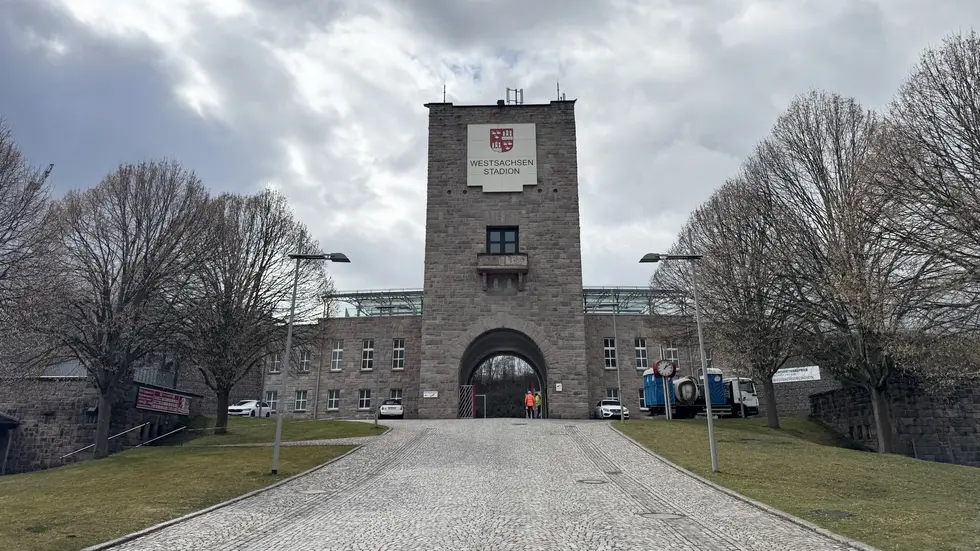 Eingang und Turm vom Westsachsenstadion
