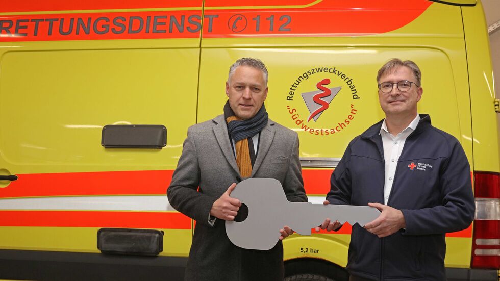 Landrat Carsten Michaelis übergibt den Schlüssel an Gerd Gräfe vom DRK. Landrat Carsten Michaelis übergibt den Schlüssel an Gerd Gräfe vom DRK.