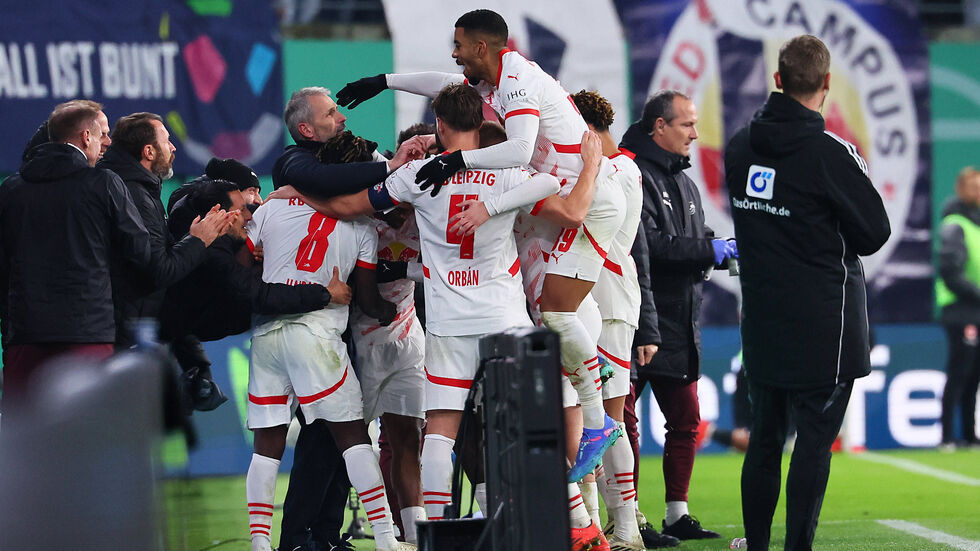 RB Leipzig jubelt mit Trainer Marco Rose über den Viertelfinal-Einzug RB Leipzig jubelt mit Trainer Marco Rose über den Viertelfinal-Einzug